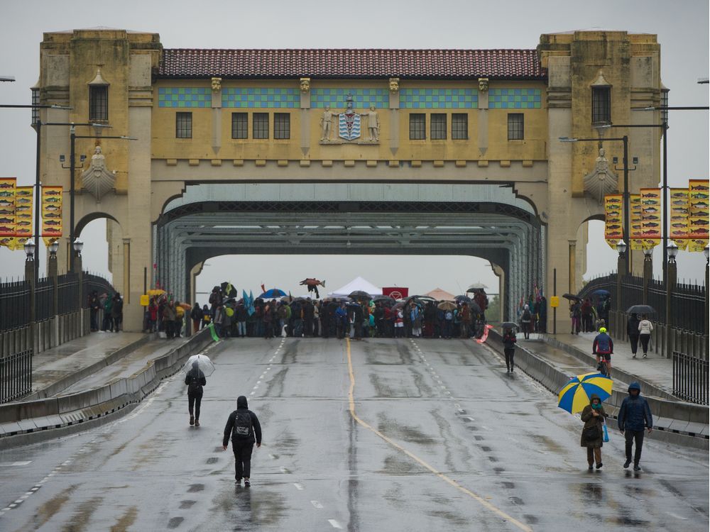 Climate change protesters shut down Burrard Bridge, but cause little disruption - Vancouver Sun